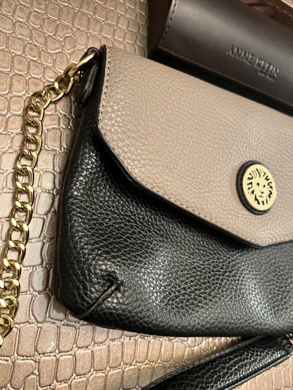 Anne Klein Black & Taupe Pebbled Leather Crossbody w/Gold Chain & Eyeglass Case - Picture 7 of 13